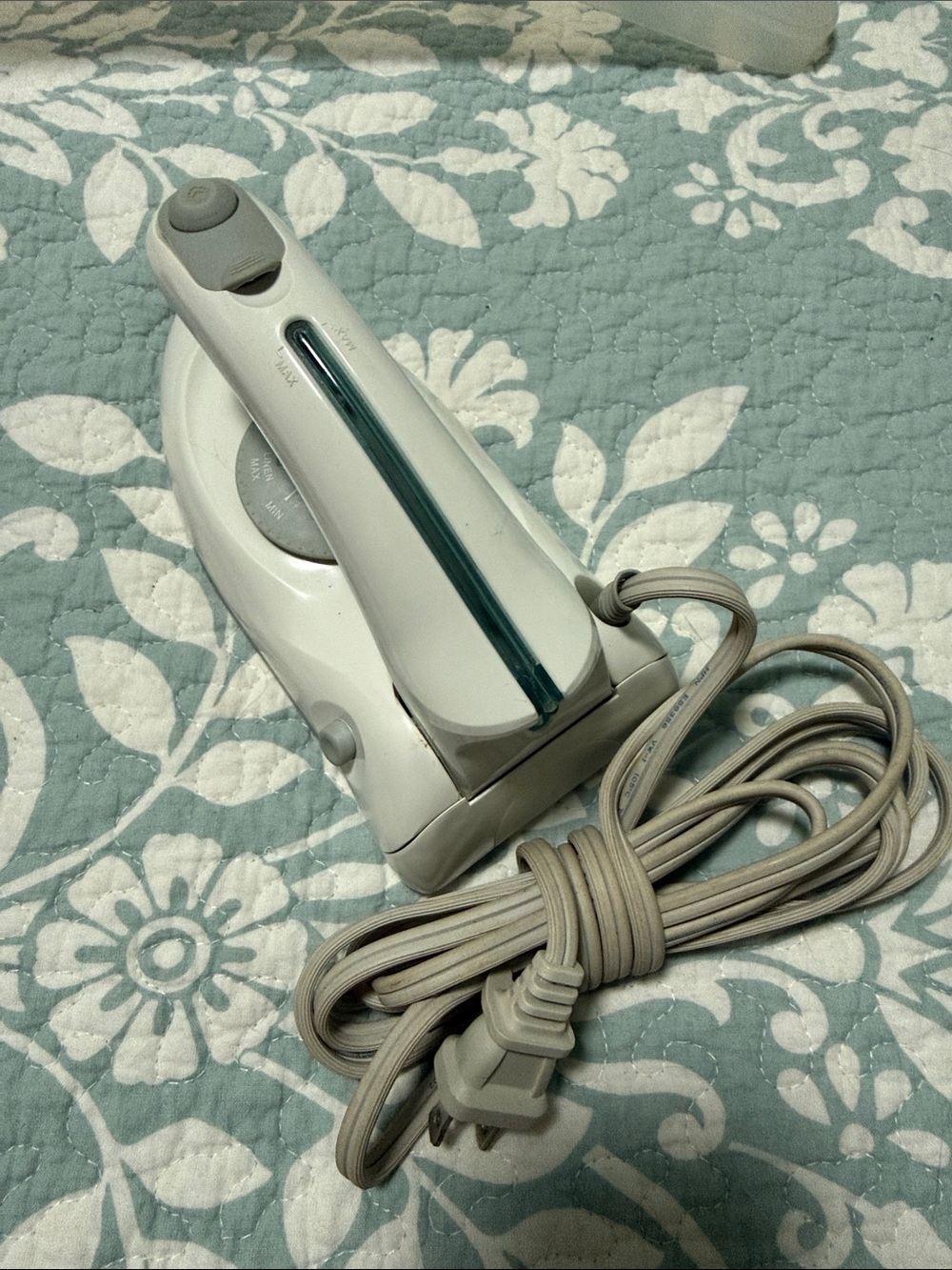Travel iron “Voyager TR100” by Norelco